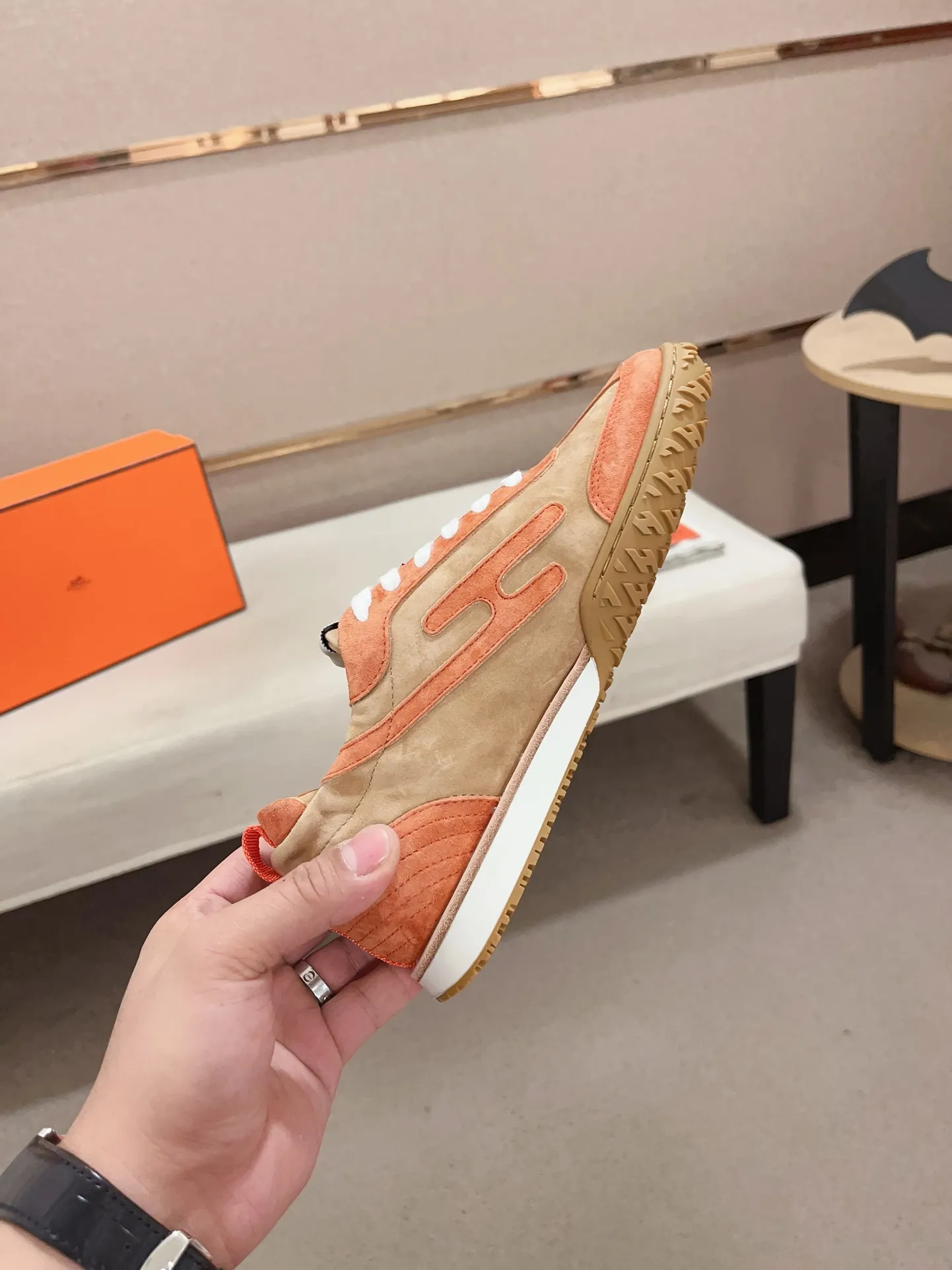 Men's men's shoes 💰: 720💰 Hermes top version # Couple style 💏 24ss casual sneakers Suede goatskin sneakers decorated with contrasting patterns and iconic "H" details, beautifully packaged at the delivery counter 🛍📦 Fabric: suede + cowhide Lining: mixed sheep lining Outsole: original TPU Bottom thickness: 2CM Size: 35-44